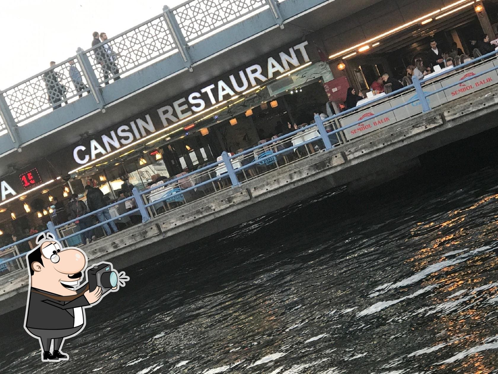 Galata Köprüsü altında, denizin kıyısındaki Cansın Restaurant